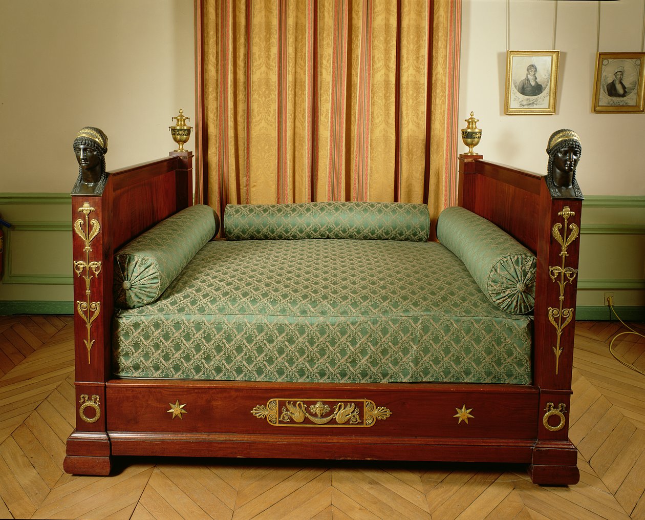 Napoleonova postel z císařského paláce v Bordeaux, 1804-15 (dřevo a bronz) od Pierre Philippe Thomire