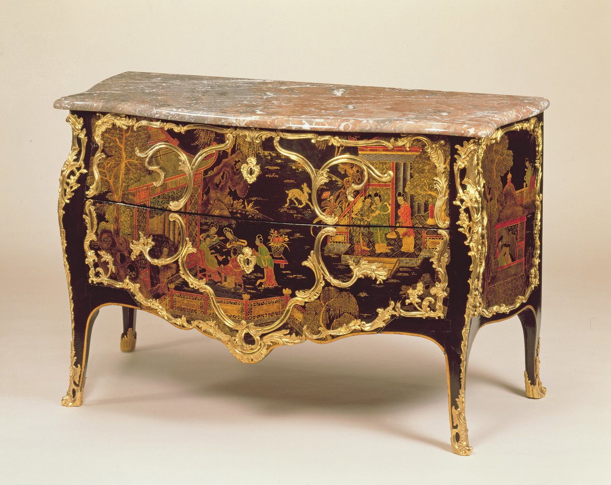 A Louis XV Commode, cca 1745 (dřevo s černým, zlatým a polychromovaným lakem namontovaným na ormolu) (viz také 222379) od Pierre Roussel