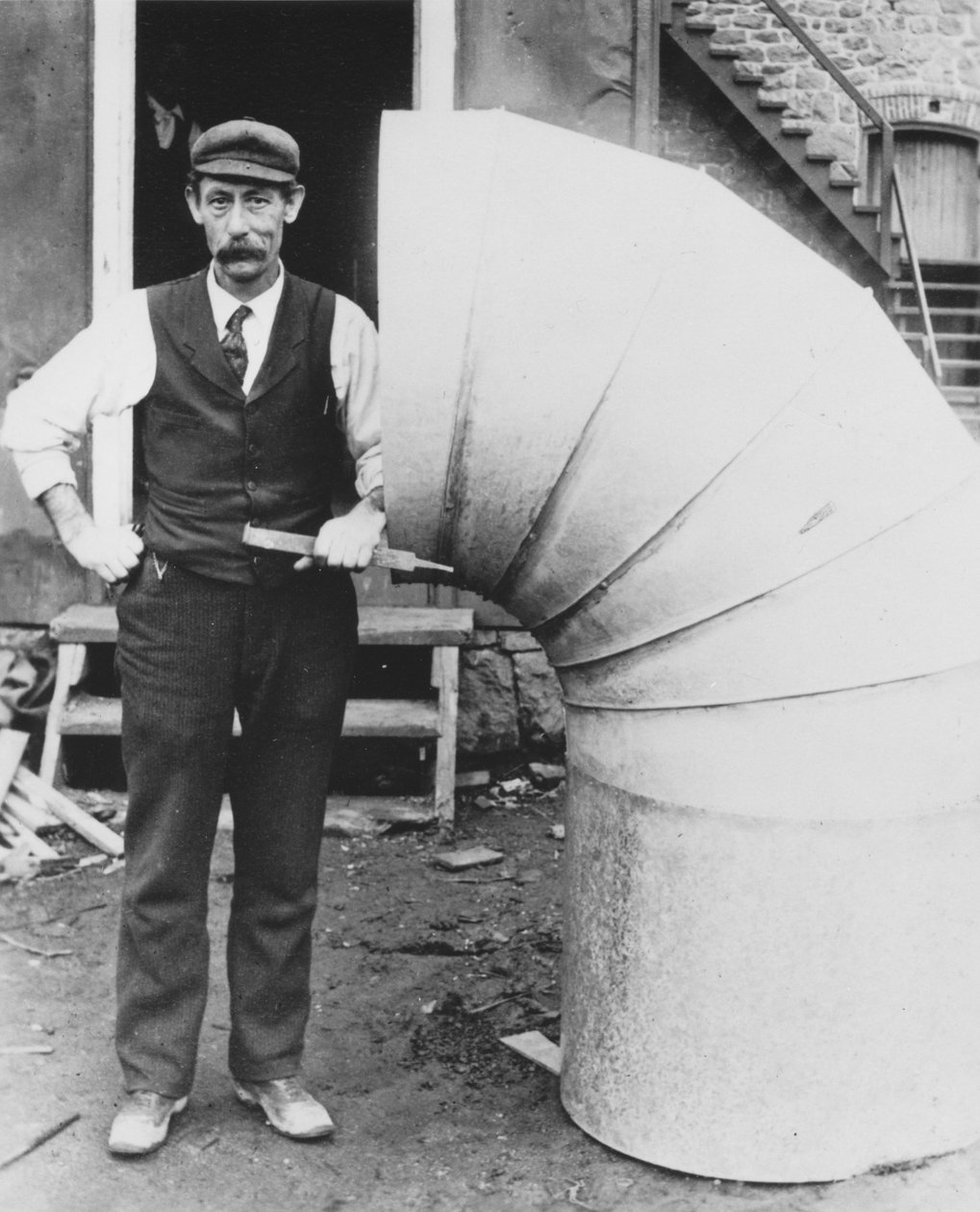 James Bright, klempíř v Hagley Yard od Pierre A. Gentieu