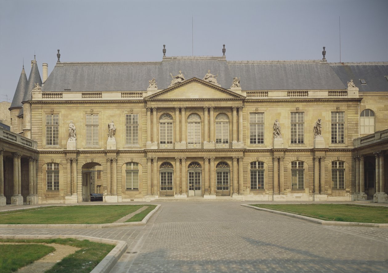 Fasáda hotelu de Soubise, postavený 1705-09 od Pierre Alexis Delamair
