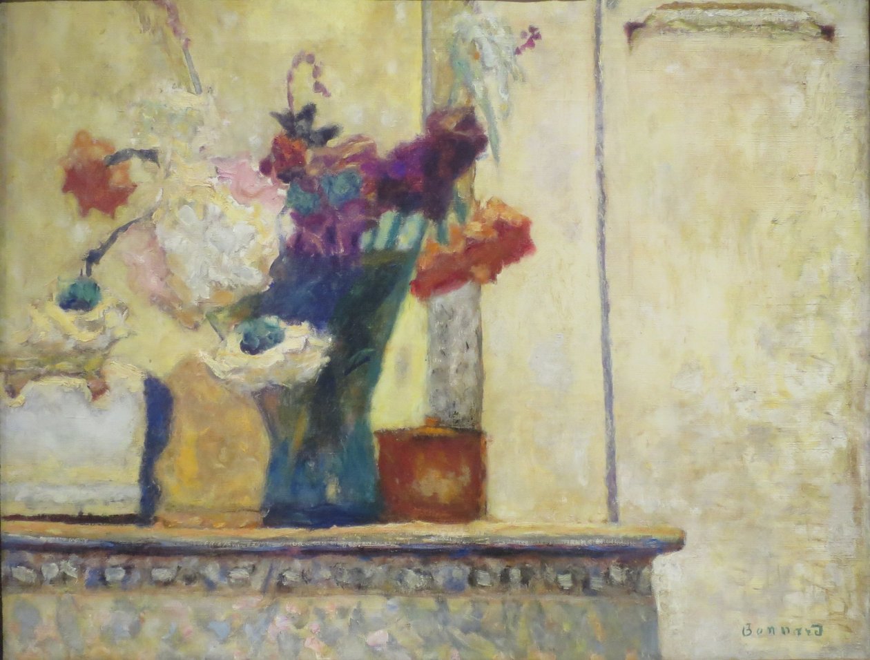 Květiny na krbové římse od Pierre Bonnard