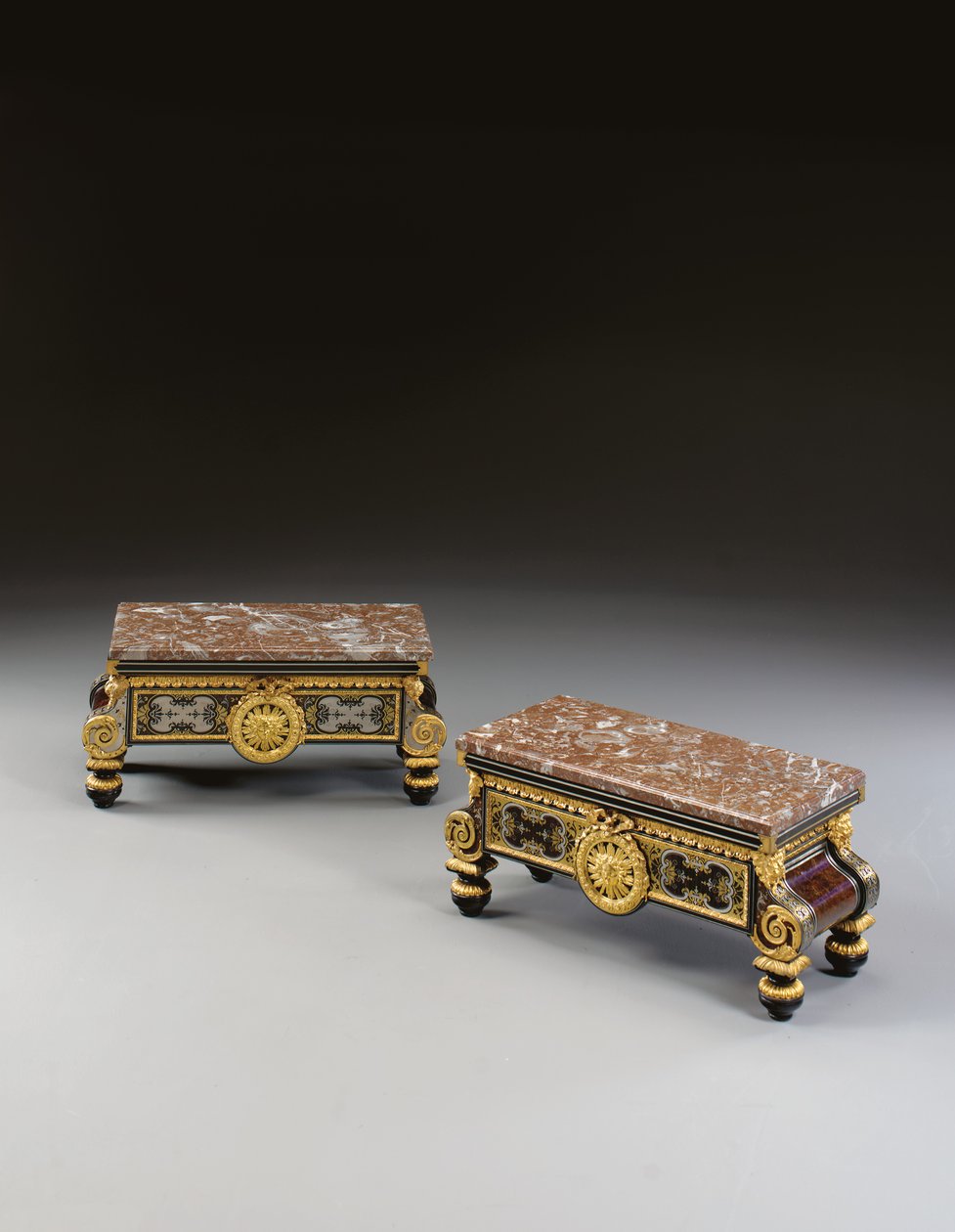 Pár restaurátorských stánků, druhá čtvrtina 19. století (ormolu, cín, mosaz, želvovina, obony a ebonizovaná intarzie Boulle) od Pierre Etienne (attr. to) Levasseur
