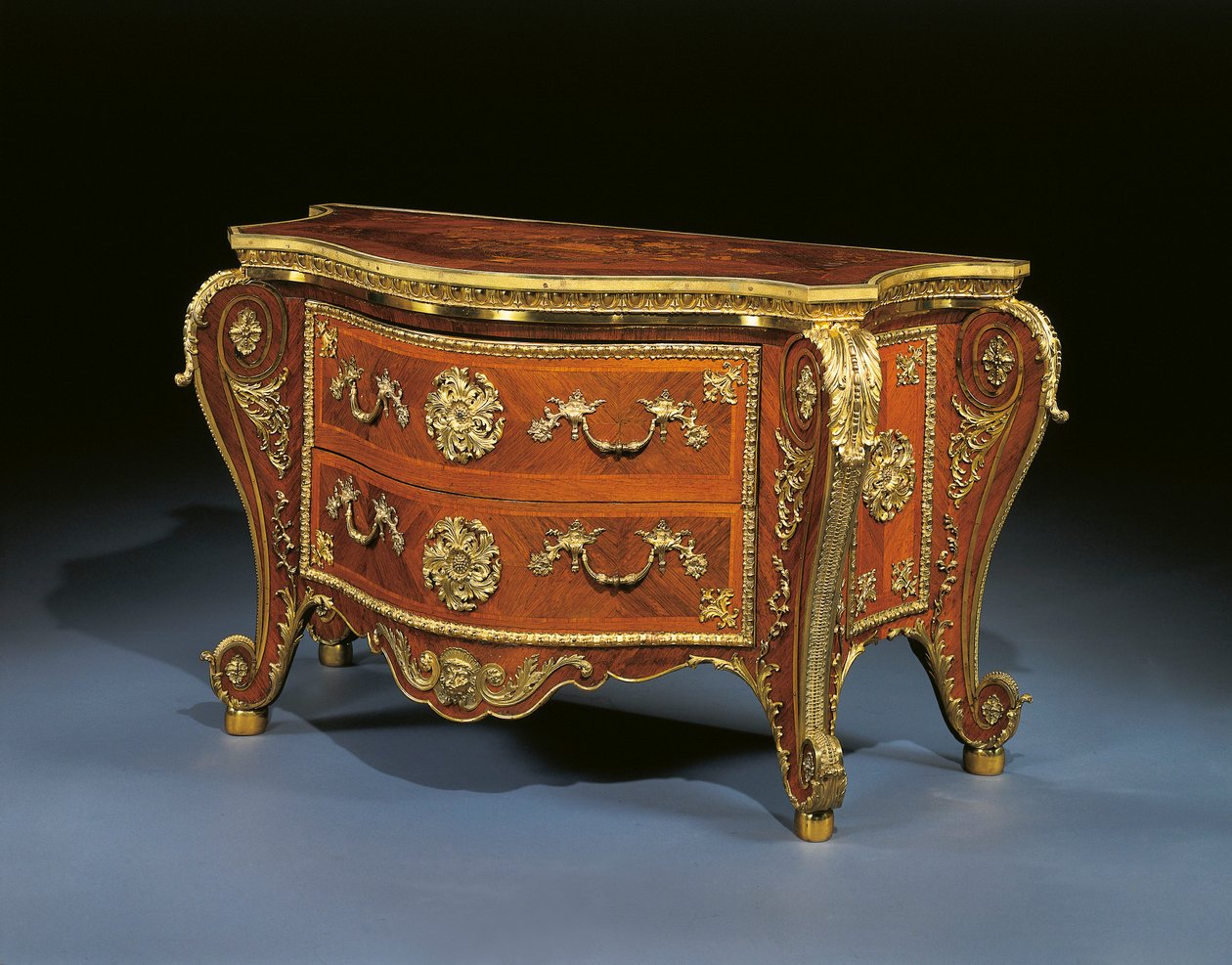 George III bombe commode, cca 1760-65 (palisandr, ovocné dřevo a intarzie) od Pierre Langlois