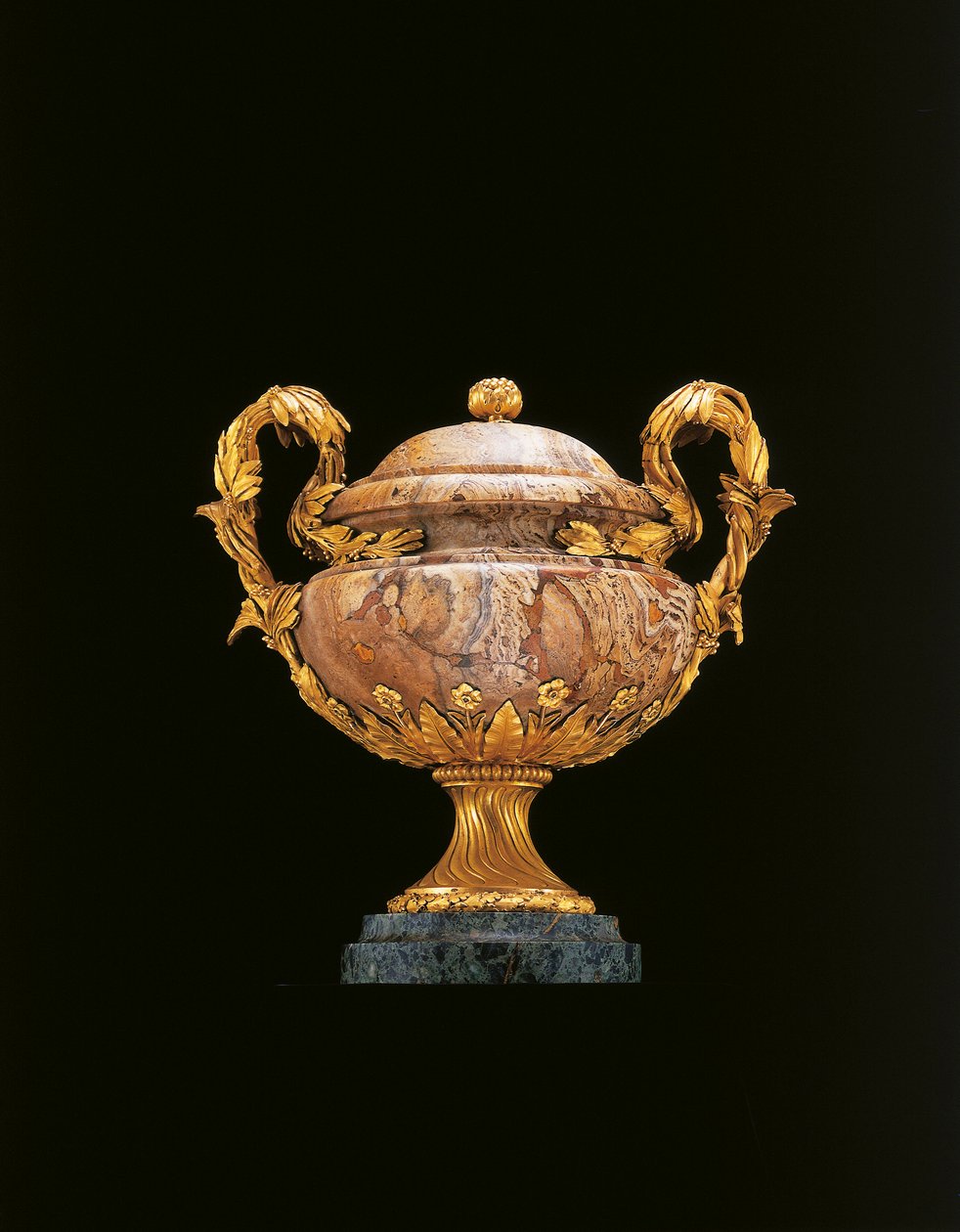 Jedna z dvojice egyptských váz Ludvíka XIV., 1770-75 od Pierre Langlois