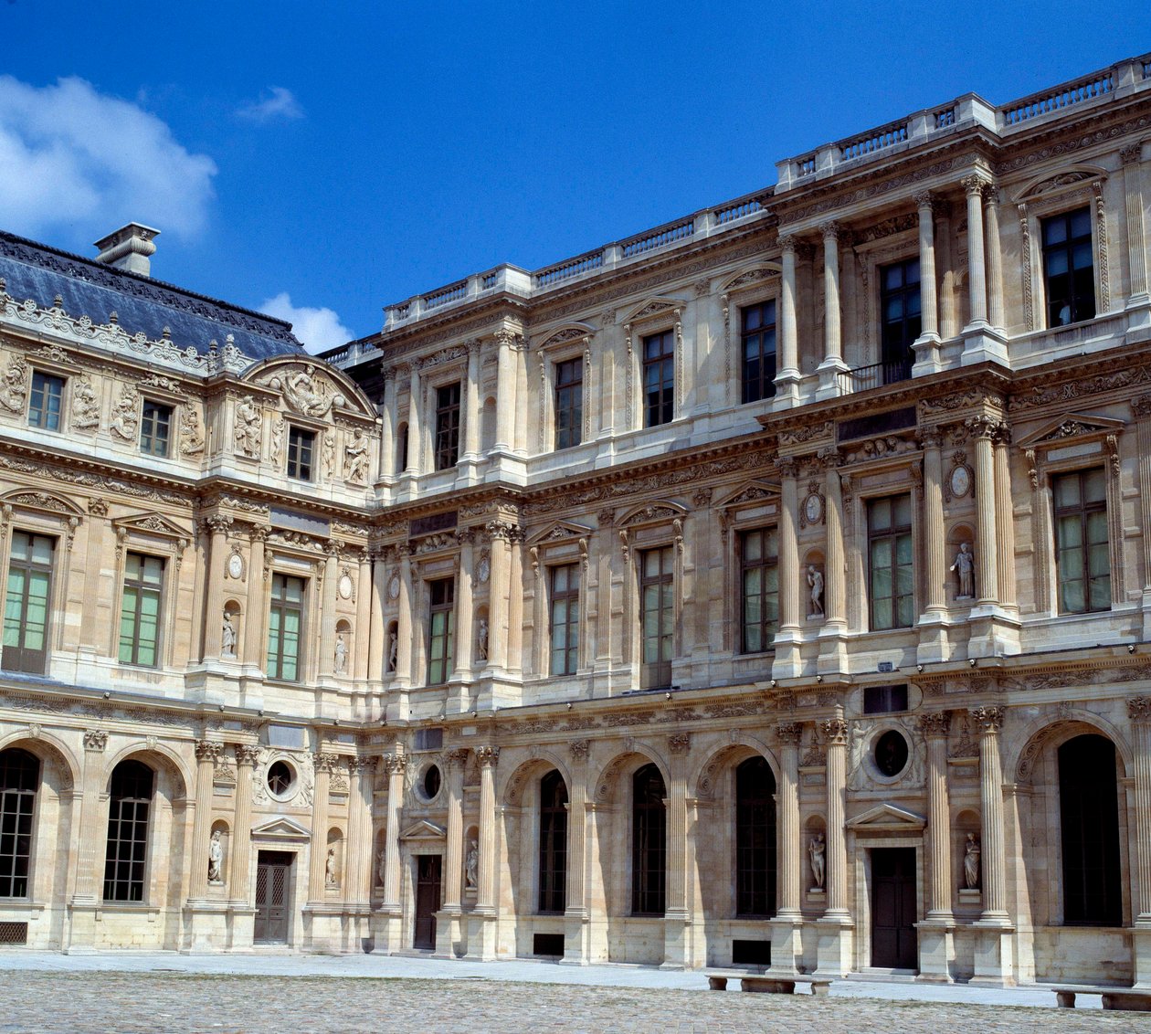 Architektura: pohled na náměstí nádvoří u Louvru. Realizoval Pierre Lescot (1515-1578) od Pierre Lescot