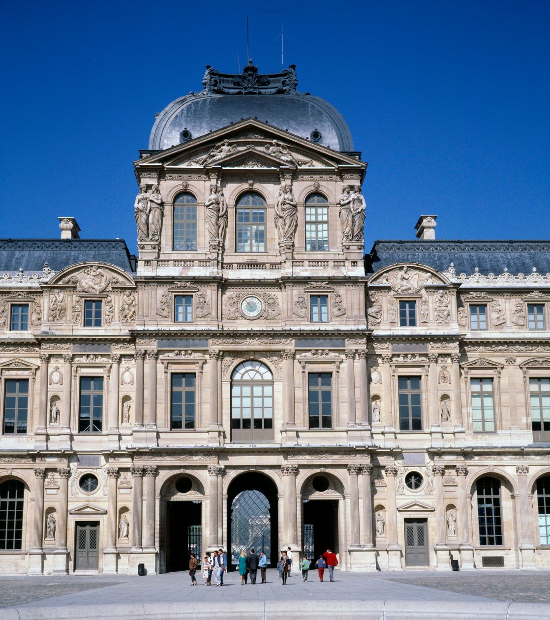 Architektura: pohled na náměstí nádvoří u Louvru. Realizoval Pierre Lescot (1515-1578) od Pierre Lescot