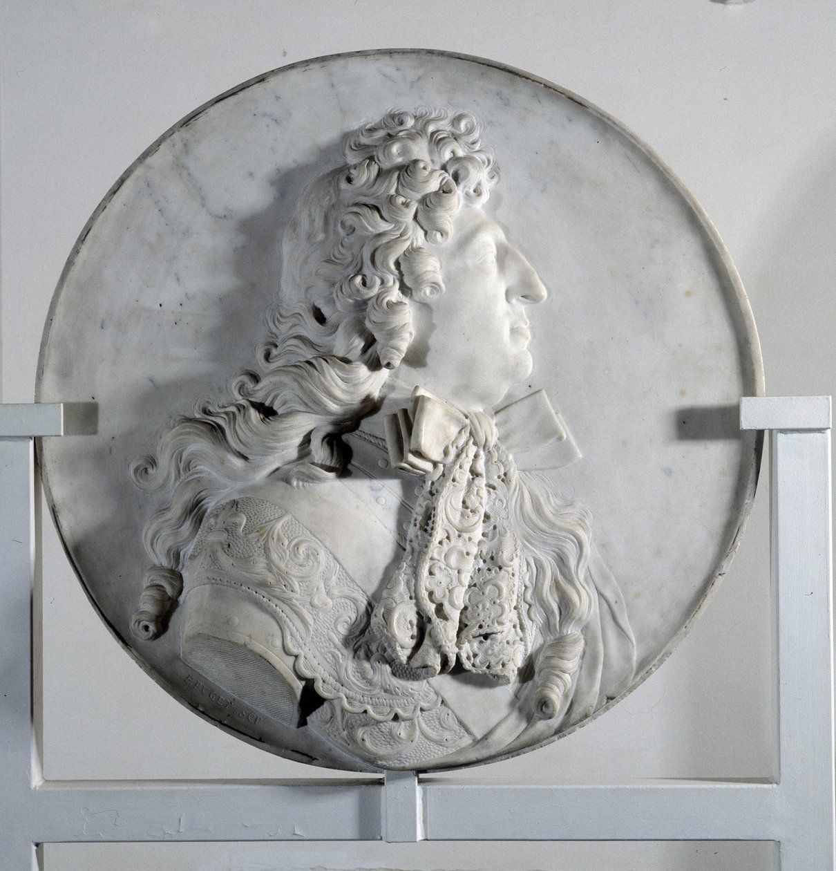 Nízký reliéf představující Ludvíka XIV. (1638-1715) v medailonu (mramor) od Pierre Puget