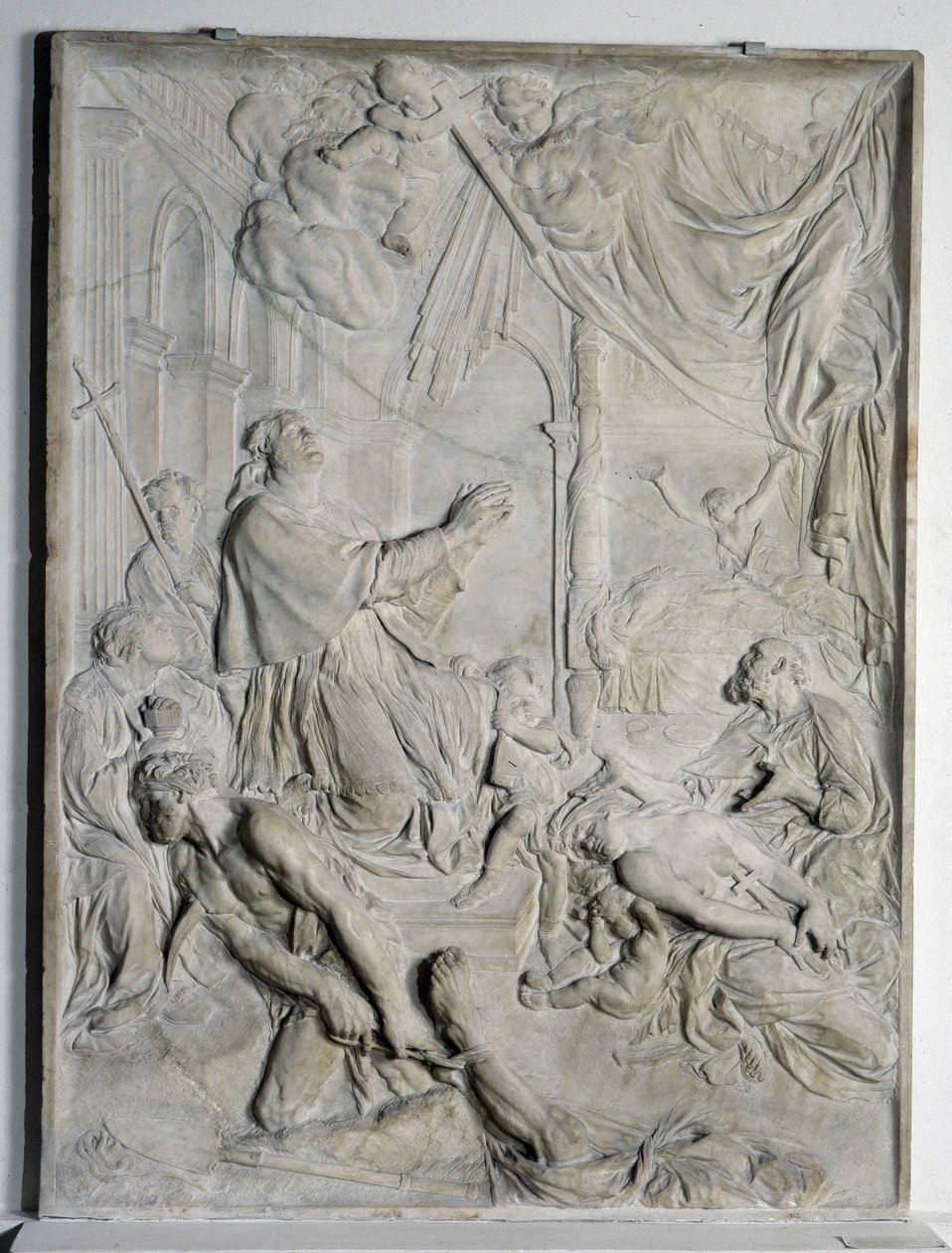 nízký reliéf milánského moru - svatý Karel Boromejský (San Carlo Borromeo) (1538-1584, kardinál a arcibiskup milánský) modlí (mramor) od Pierre Puget