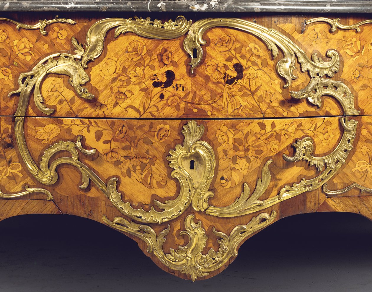 Detail komody Ludvíka XV., prodávaného Adrienem Delormem (tulipánové dřevo, amarant, ovocné dřevo a intarzie namontované na ormolu) (viz také 463007) od Pierre Roussel