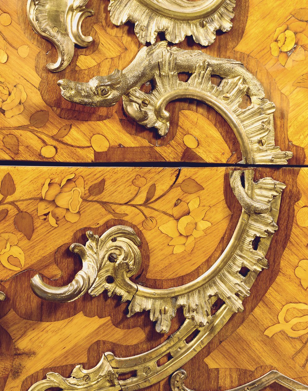 Detail komody Ludvíka XV., prodávaného Adrienem Delormem (tulipánové dřevo, amarant, ovocné dřevo a intarzie namontované na ormolu) (viz také 463007) od Pierre Roussel