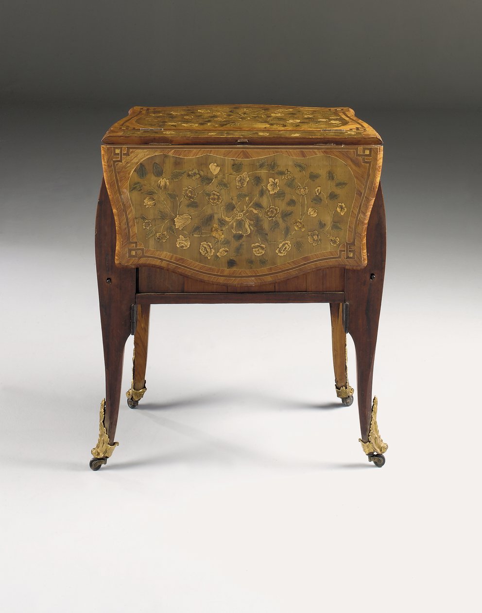 Louis XV commode, c.1765-70 (tulipánové dřevo, platan, amarant a intarzie montované na ormolu) (viz také 463004, 465390 a 465391) od Pierre Roussel