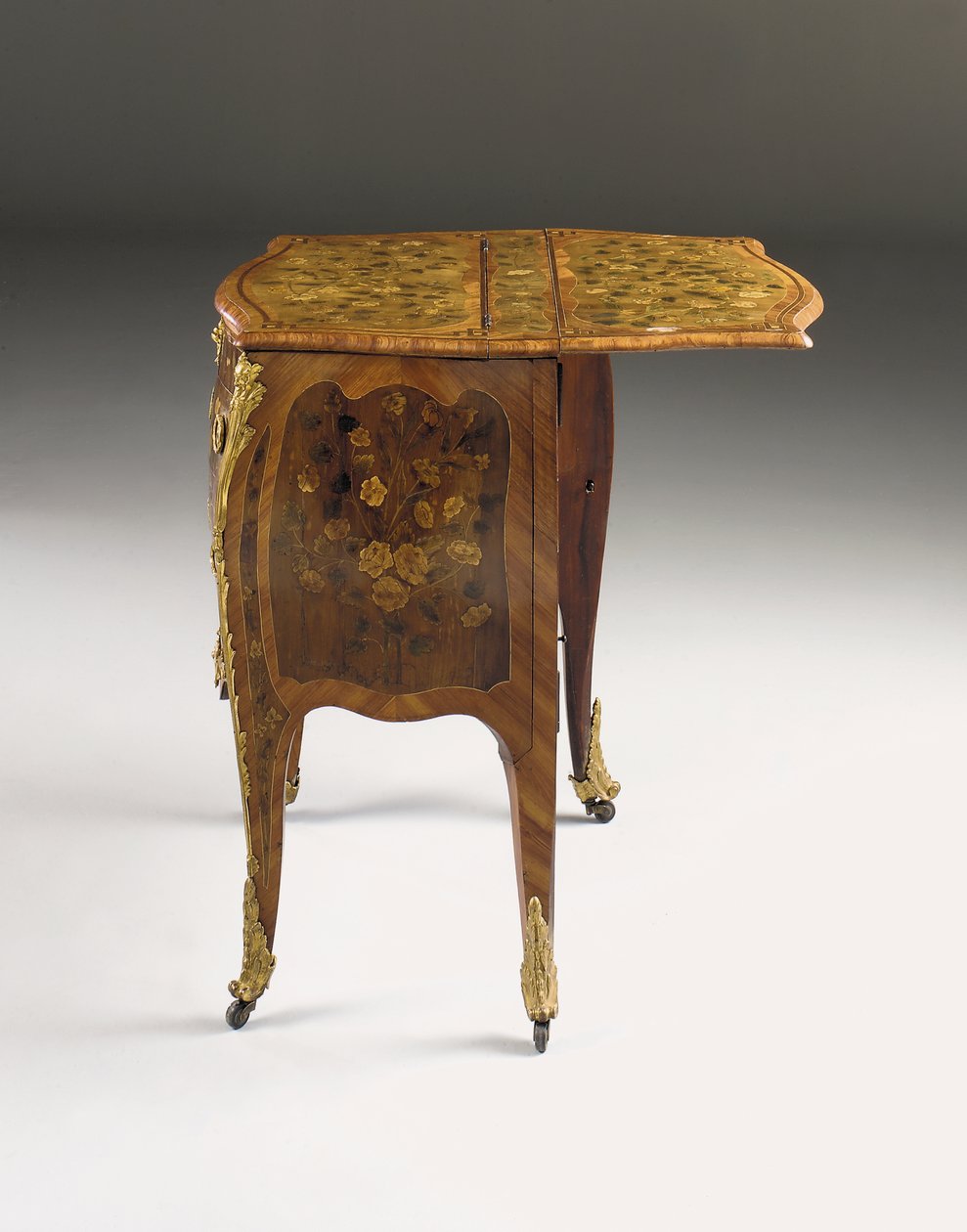 Louis XV commode, c.1765-70 (tulipánové dřevo, platan, amarant a intarzie montované na ormolu) (viz také 463003, 463004 a 465391) od Pierre Roussel