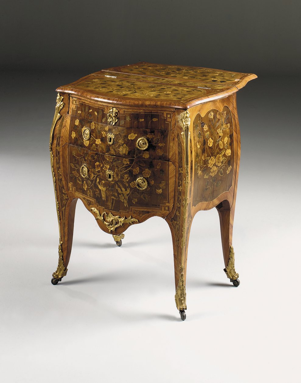 Louis XV commode, c.1765-70 (tulipánové dřevo, platan, amarant a intarzie montované na ormolu) (viz také 463003, 463004 a 465390) od Pierre Roussel