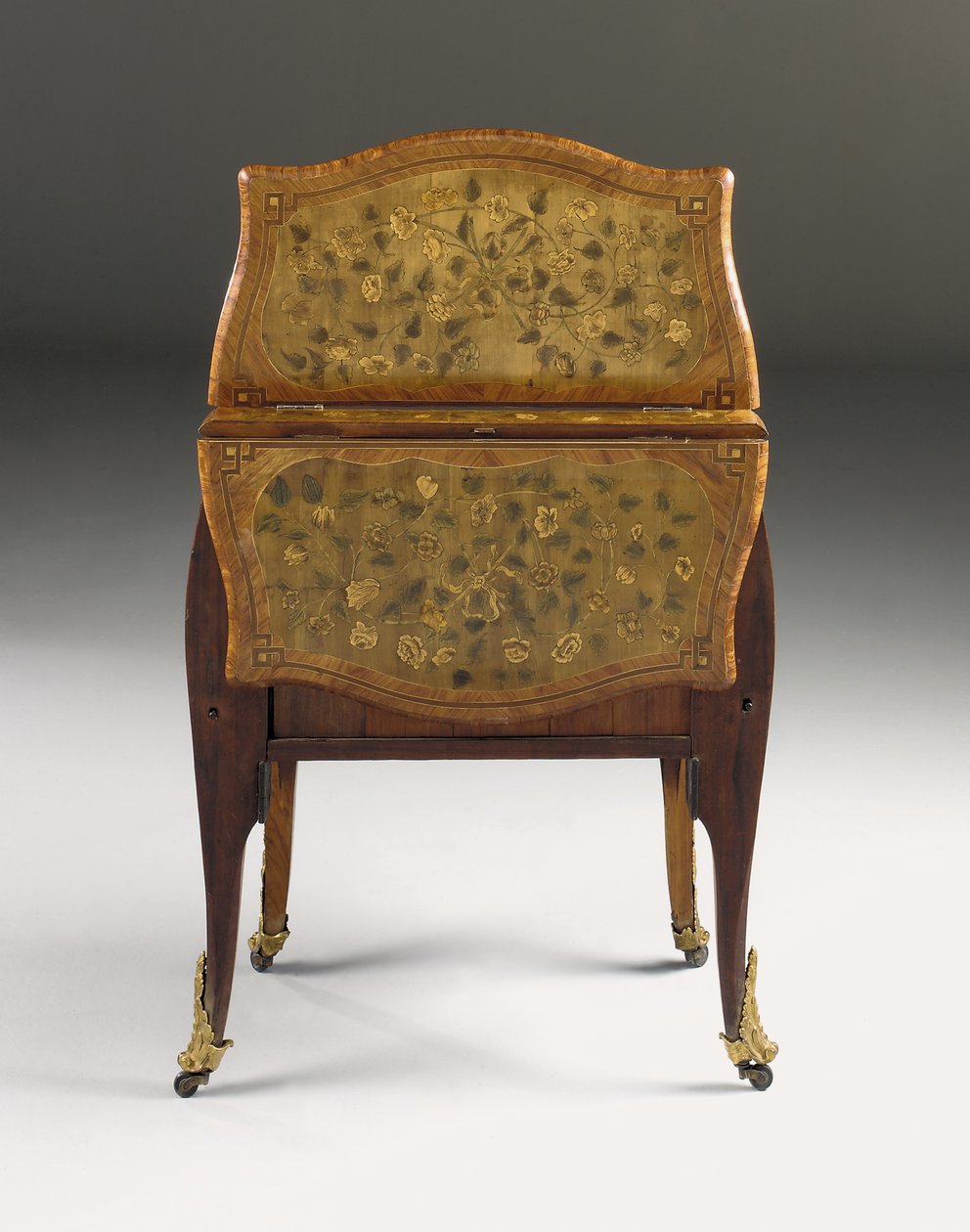 Louis XV commode, c.1765-70 (tulipánové dřevo, platan, amarant a intarzie montované na ormolu) (viz také 463003, 465390 a 465391) od Pierre Roussel