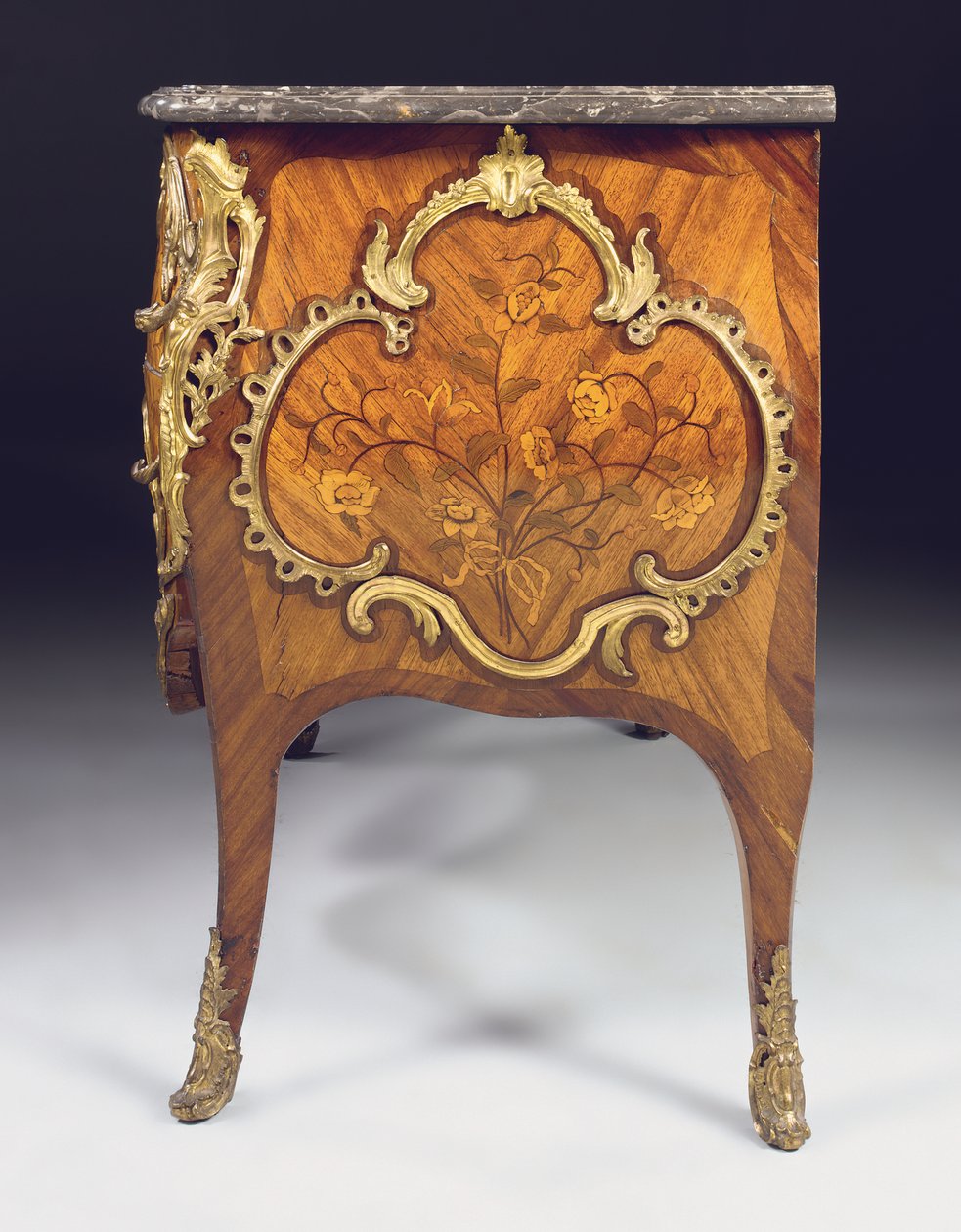 Komoda Louis XV, prodávaná Adrienem Delormem (tulipánové dřevo, amarant, ovocné dřevo a intarzie montované na ormolu) (viz také 463008) od Pierre Roussel