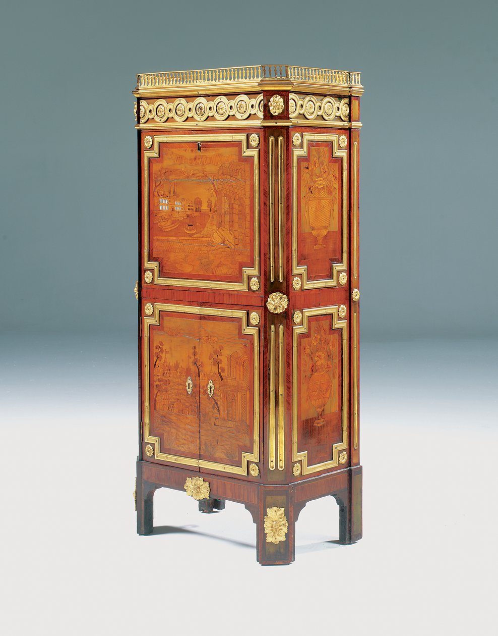 Louis XV secretaire a abattant (ormolu nasazený kingwood, amarant a intarzie) od Pierre Roussel
