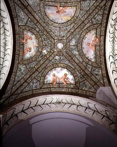 Půlkruhový iontový portikus, detail stropní klenby zdobený putti v zahradě od Pietro Venale