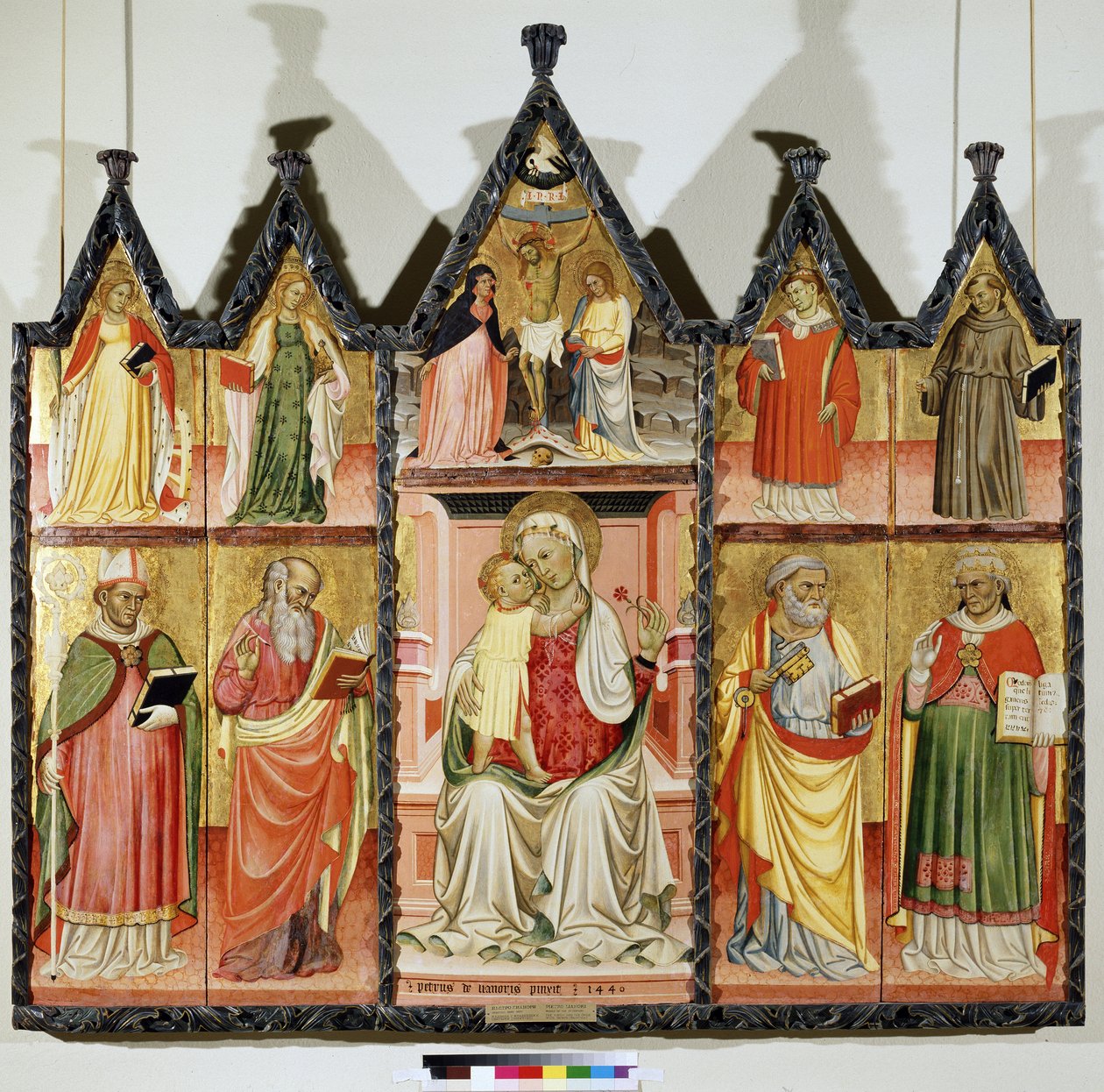 Polyptych Panny Marie s dítětem se svatými. Nahoře vlevo: Svatá Kateřina Alexandrijská a Svatá Máří Magdalena. Ve středu kolem Krista na kříži s nápisem „INRI““ (I.N.R.I.). Panny Marie a svatého Jana. Vpravo nahoře: S od Pietro di Giovanni Lianori