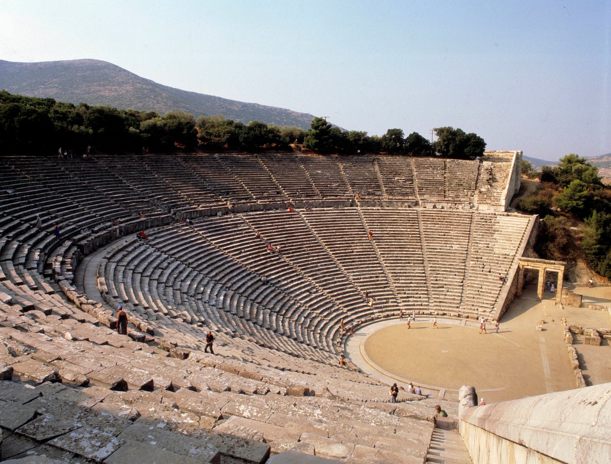 Pohled na divadlo Epidaurus realizované architektem Polyclete le Jeune v Řecku. od Polycletus (active c.450 c.415 BCE)