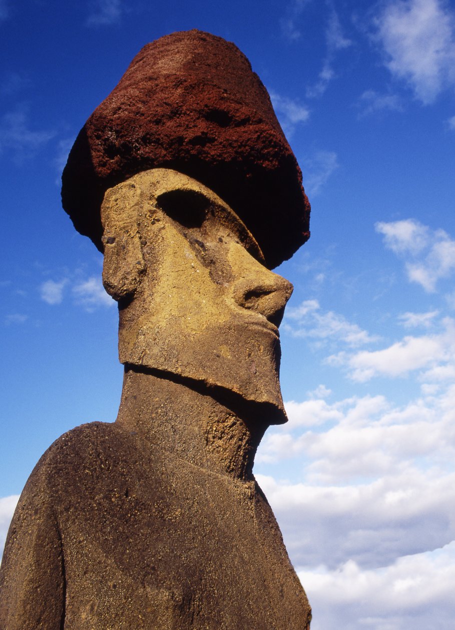 Monolitická socha na Ahu Nau Nau na pláži Anakena, kultura Moai, cca 1000-1600 od Polynesian