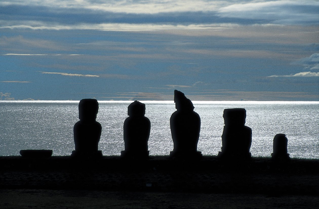 Sochy Moai, národní park Rapa Nui, Velikonoční ostrov, Chile od Polynesian Polynesian