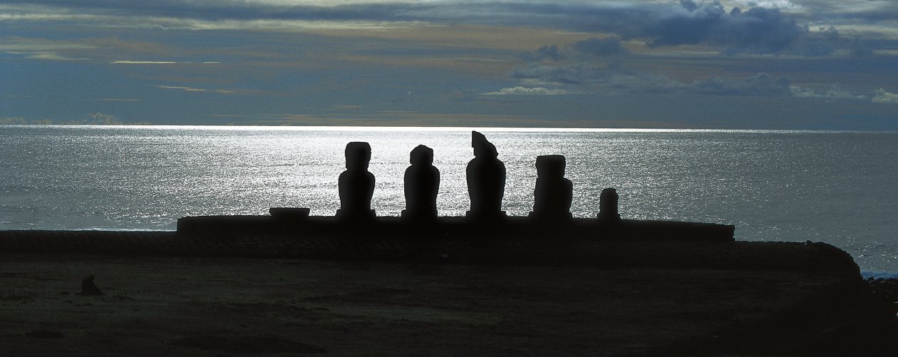 Sochy Moai, národní park Rapa Nui na Velikonočním ostrově, Chile od Polynesian Polynesian