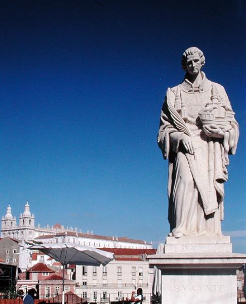 Socha svatého Vincenta s klášterem San Jeronimo v pozadí od Portuguese School