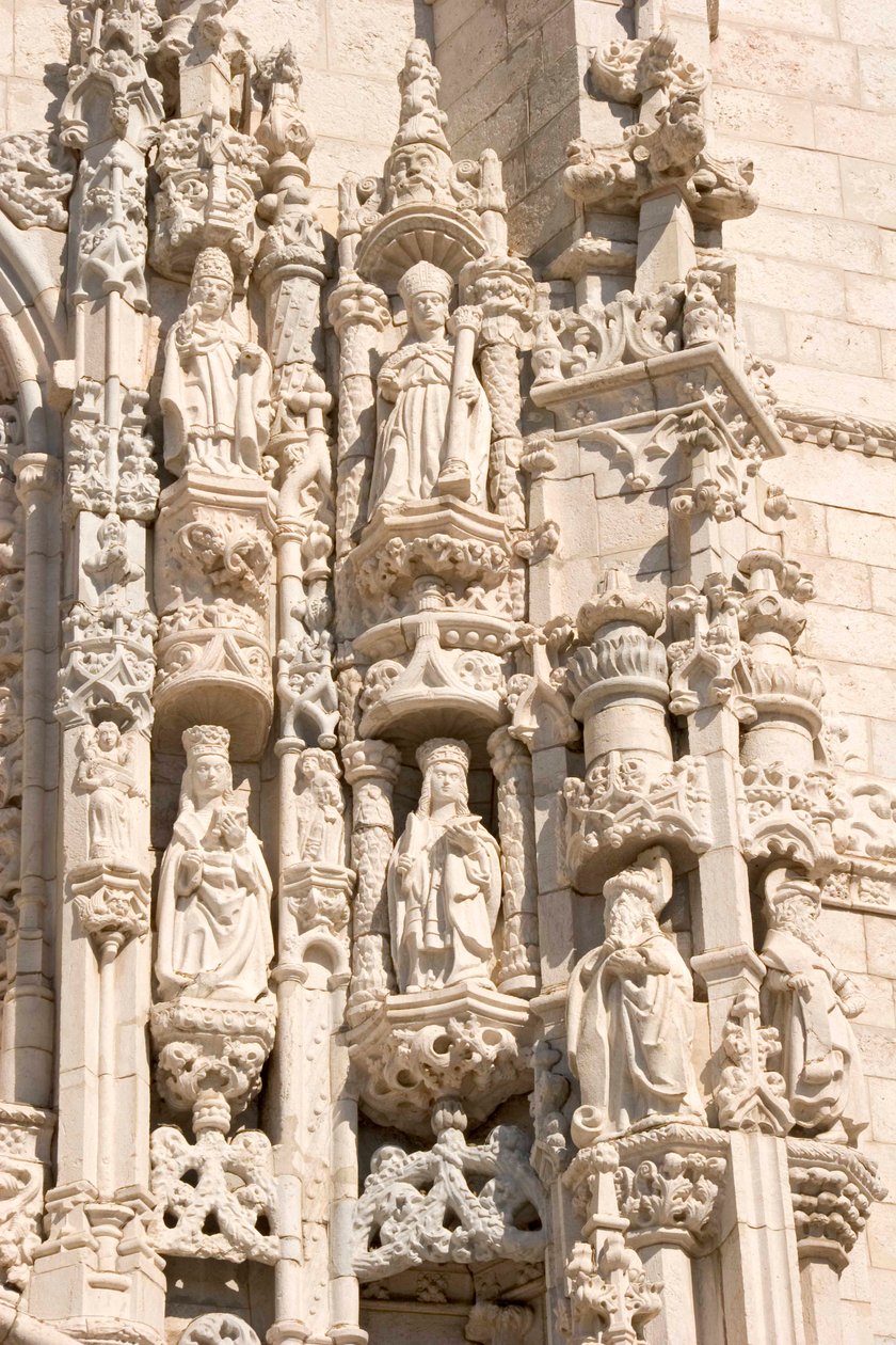 Detail z jižního portálu od Portuguese School