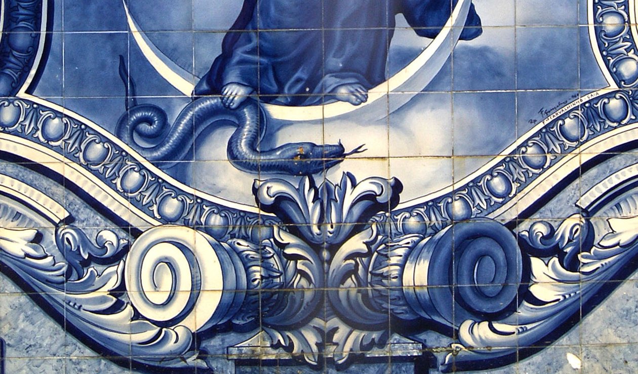 Detail dekorativního panelu zobrazující Pannu Marii drtící hada, Lamego, Portugalsko. 1738 (keramické dlaždice) od Portuguese School
