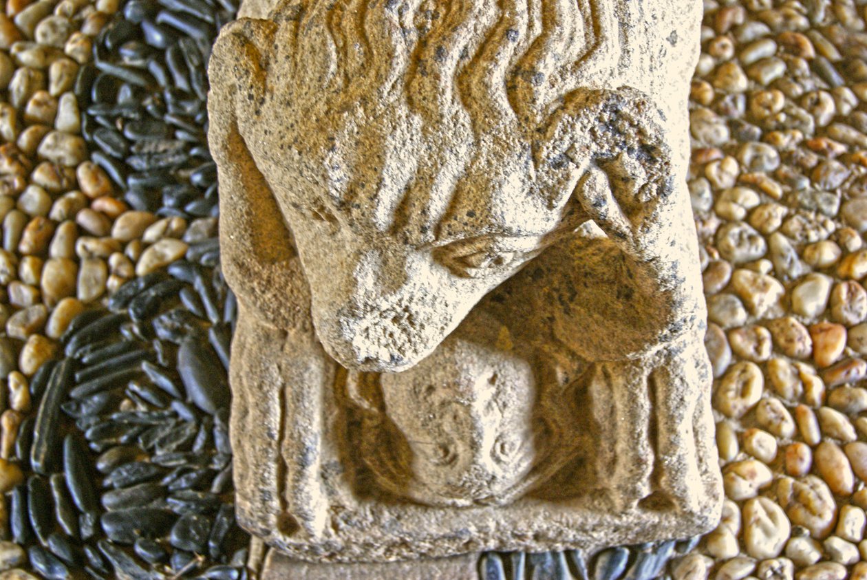 Lev požírá muže, základna sarkofágu D. Afonso Pires, bývalý biskup z Porta, Lamego, Portugalsko c.1372 (kámen) od Portuguese School