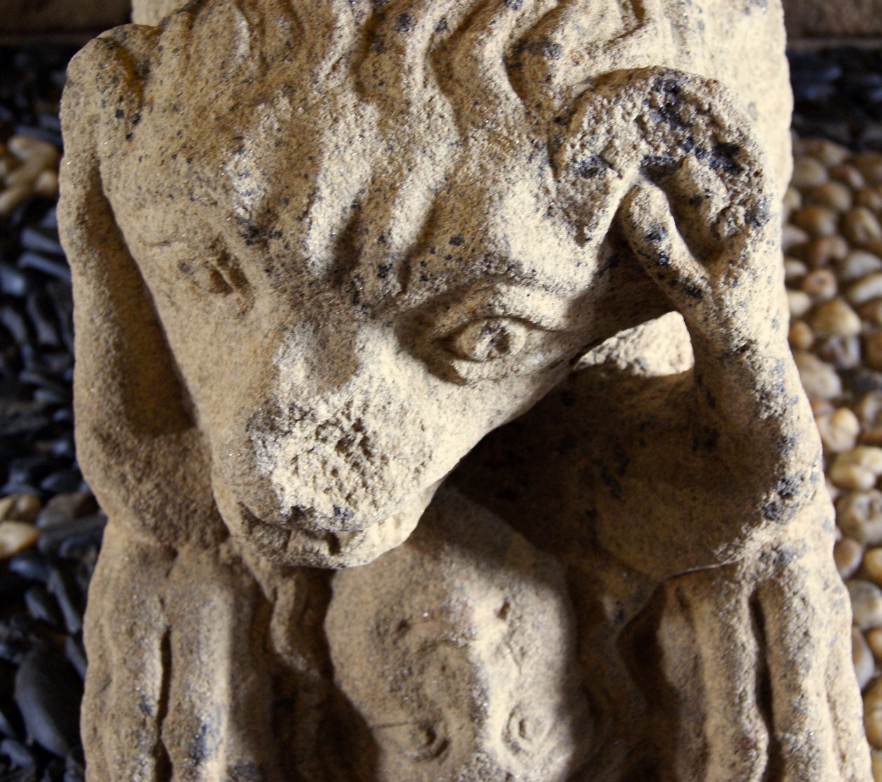 Lev požírá muže, základna sarkofágu D. Afonso Pires, bývalý biskup z Porta, Lamego, Portugalsko c.1372 (kámen) od Portuguese School