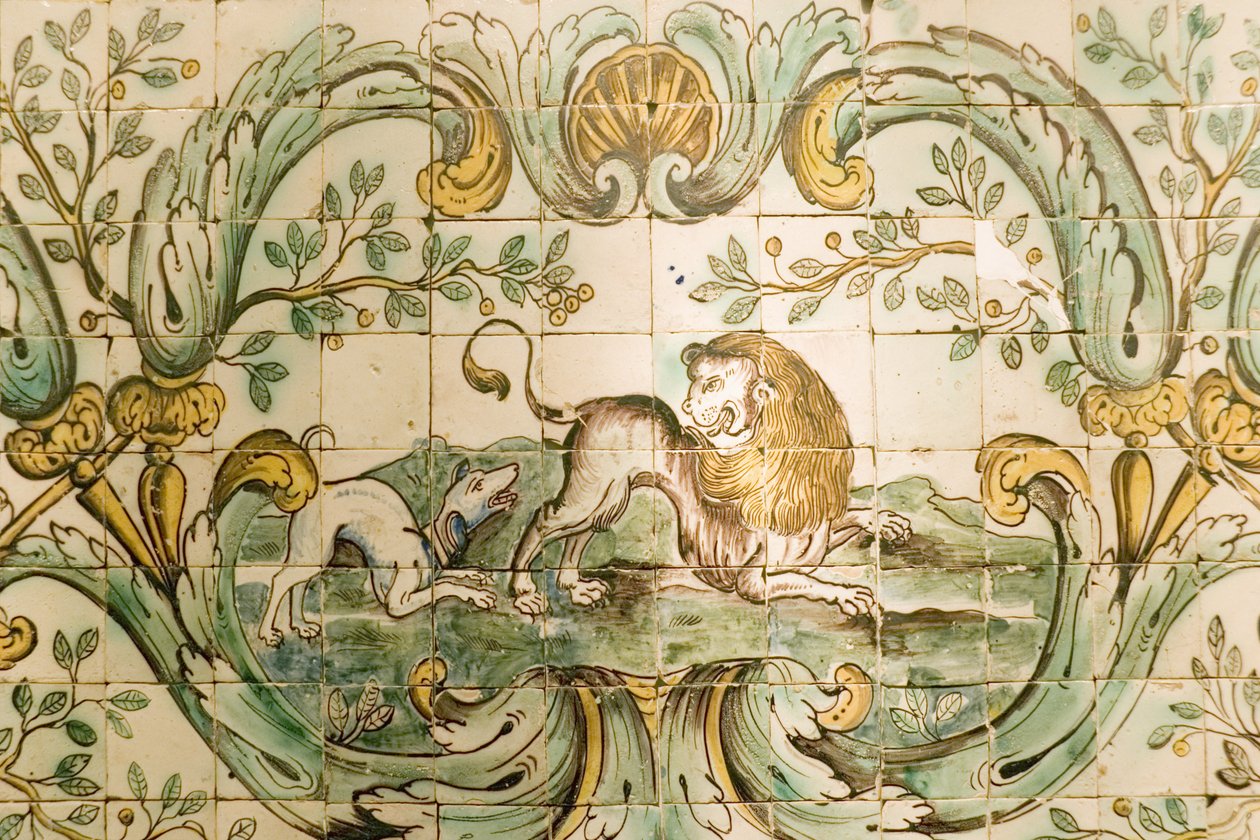 Majolika zobrazující dlaždice psa honícího lva, z Lovecké místnosti v Palacio da Praia, Belem, kolem roku 1680 (keramika) od Portuguese School