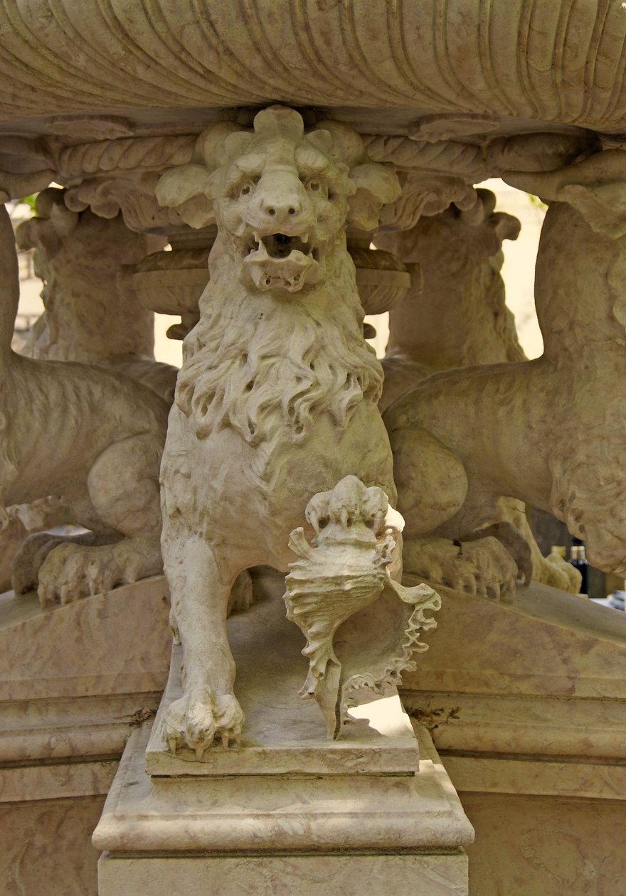 Mýtický rohatý lev Atlantes na úpatí fontány, Quinta da Regalia;Sintra;Portugalsko kolem roku 1915 (kámen) od Portuguese School