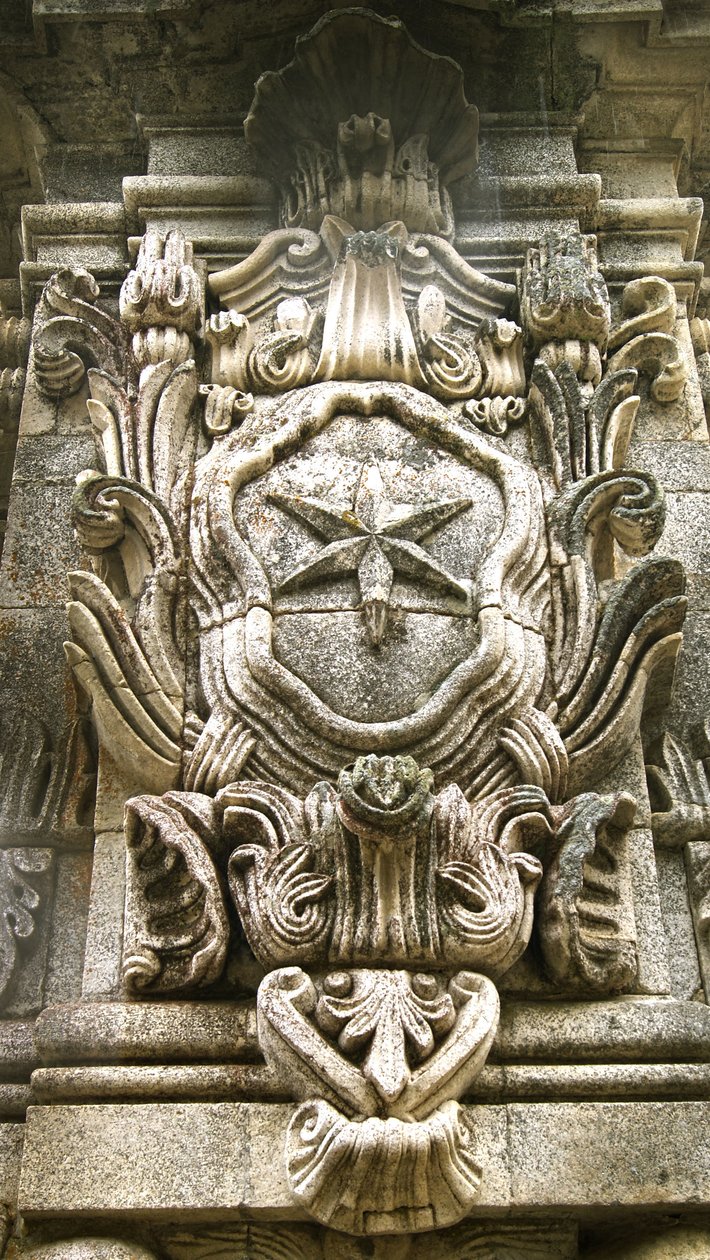Severní stěna svatyně Nossa Senhora dos Remédios obelisk, Lamego, Portugalsko. 1738 (žula) od Portuguese School