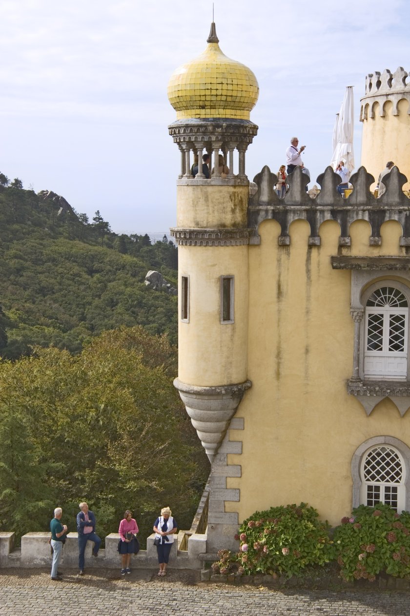 Pohled na klenutou věžičku od Portuguese School