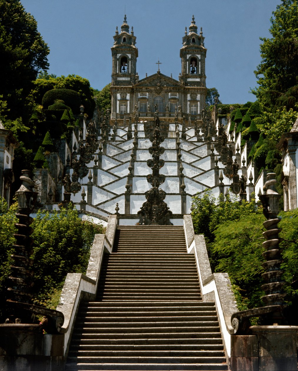 Pohled na svatyni Bom Jesus do Monte od Portuguese School