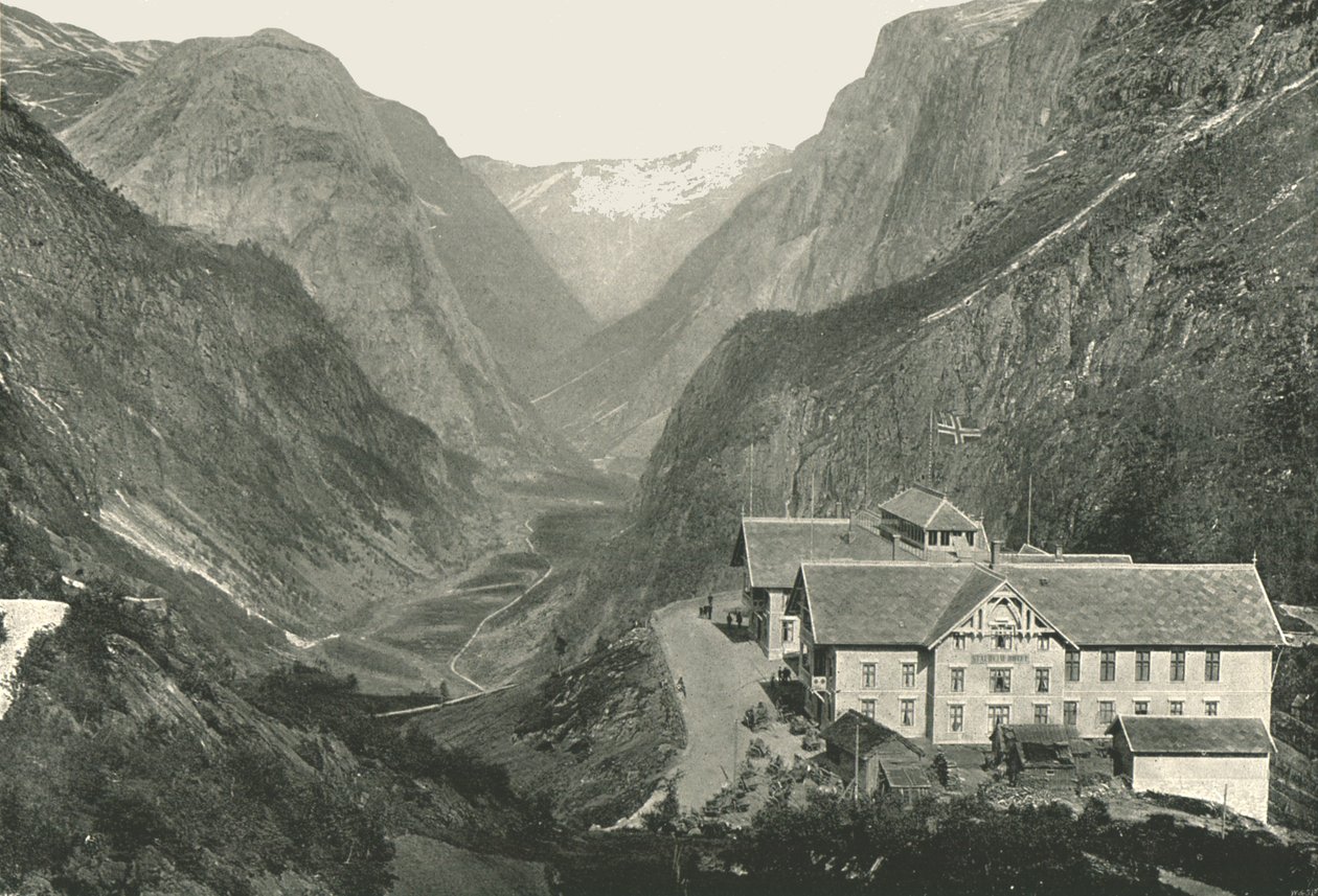 Údolí a hotel, Stalheim, Norsko, 1895. od Poulton and Co
