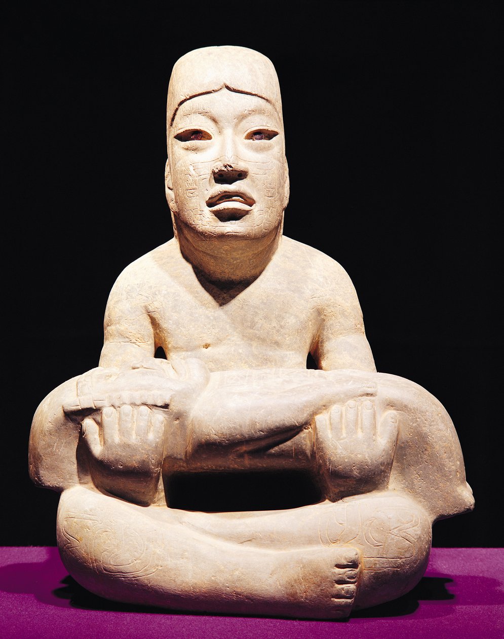 Postava se zkříženýma nohama držící dítě, Olmec od Pre Columbian