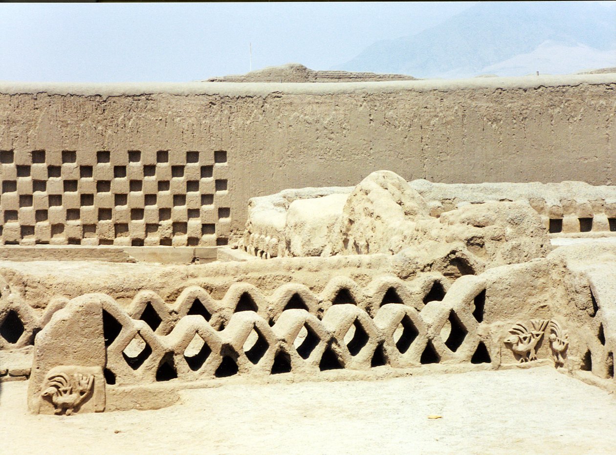 Uvnitř zničeného a opuštěného předinckého města postaveného Chimu, kolem roku 1300 od Pre Columbian