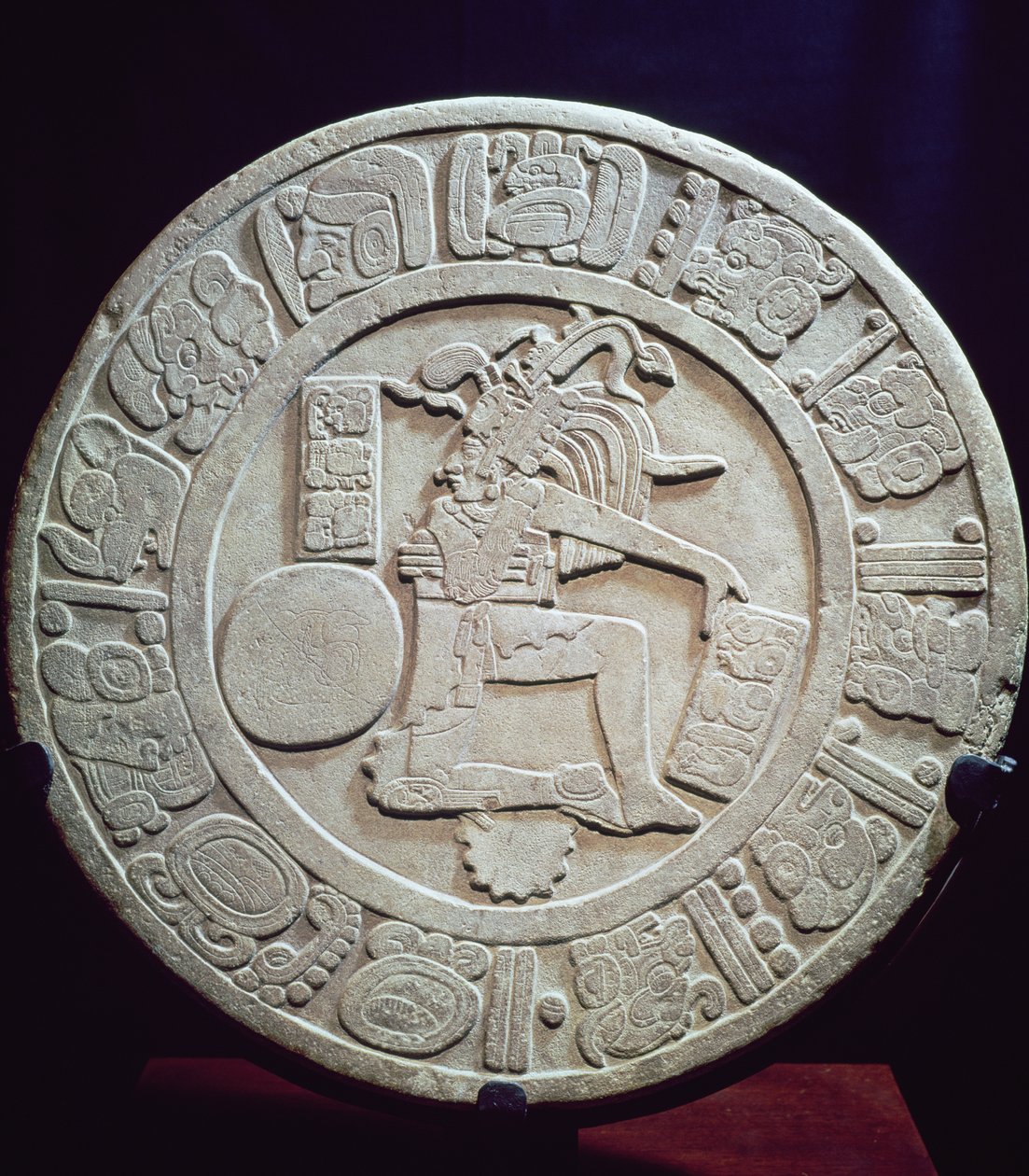 Mayský značkovač míčových kurtů, z Chinkultic, Chiapas, 590 našeho letopočtu (vápenec) od Pre Columbian