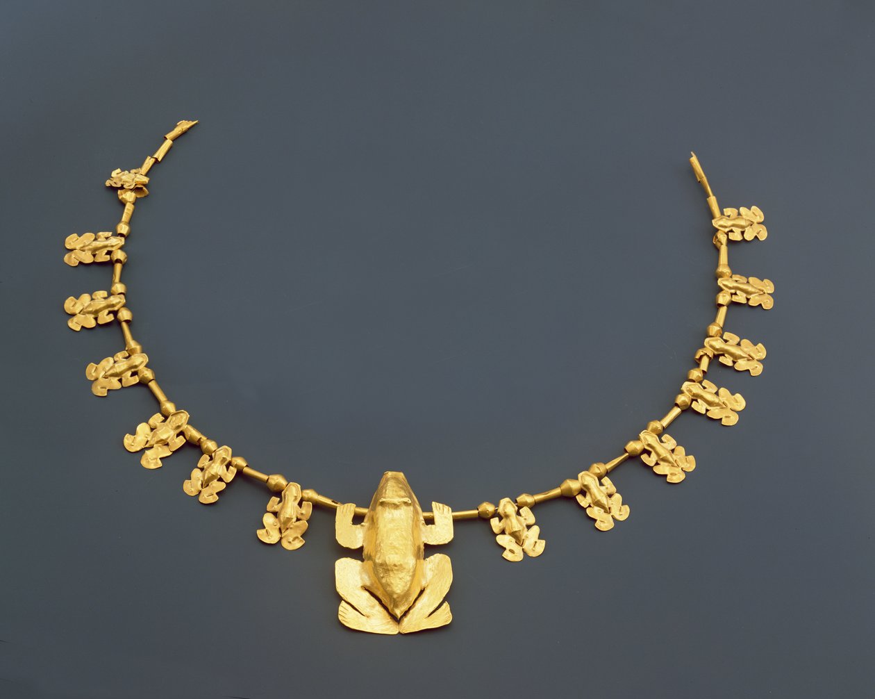 Quimbaya náhrdelník se žábami, z Kolumbie (tečené zlato) od Pre Columbian