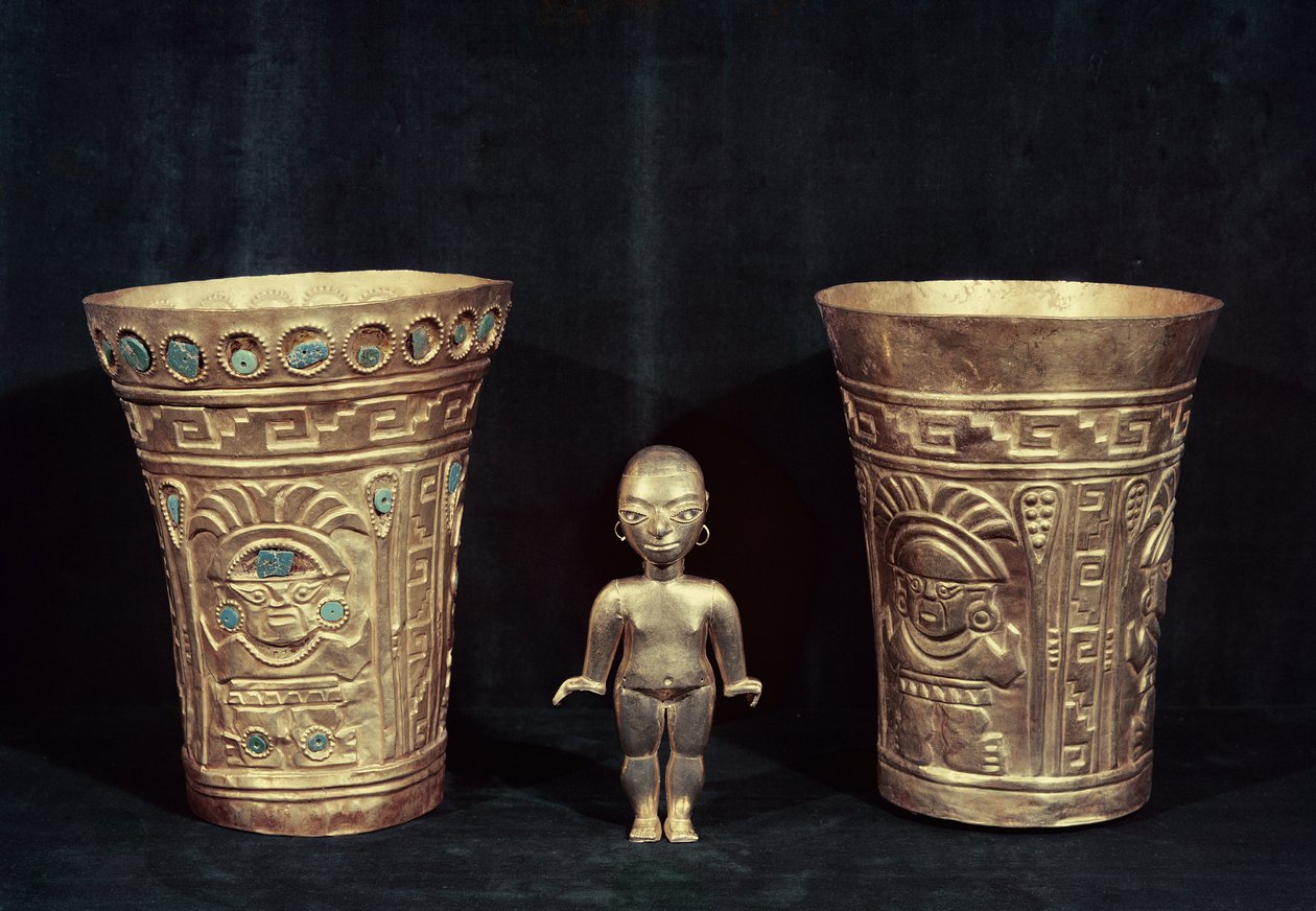 Dvě vázy Chimu s mytologickými postavami a malým ženským idolem Mochica (reliéfní zlatá a tyrkysová) od Pre Columbian