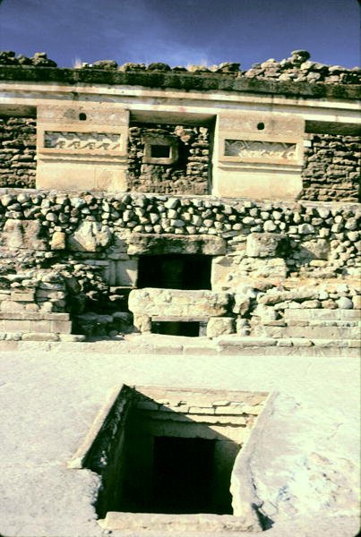 Nádvoří se vzorovaným kamenným zdivem od Pre Columbian Pre Columbian