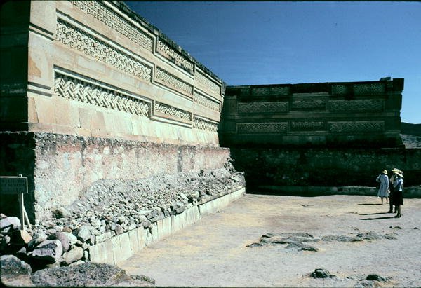 Nádvoří se vzorovaným kamenným zdivem od Pre Columbian Pre Columbian