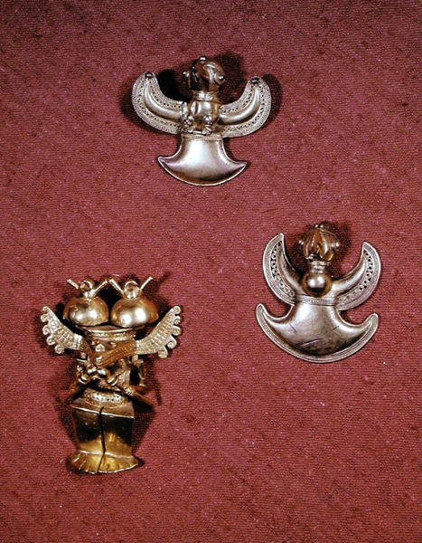 Dva přívěsky ve tvaru ptáků kultury Tairona a antropomorfní figurka kultury Quimbaya (zlato) od Pre Columbian Pre Columbian
