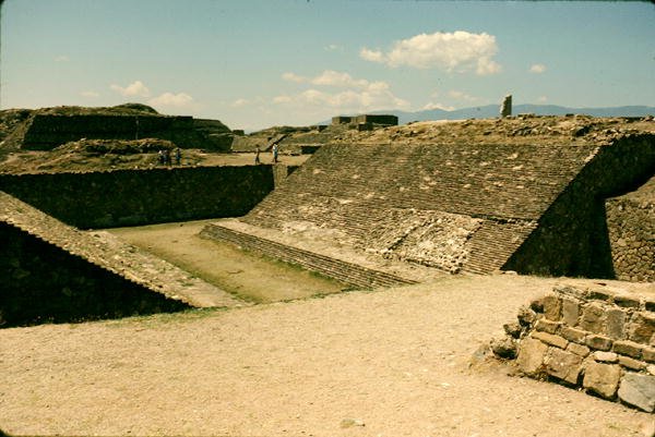 Pohled na míčové hřiště od Pre Columbian Pre Columbian