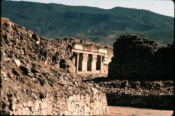Pohled na zdi a vchod do chrámu od Pre Columbian Pre Columbian