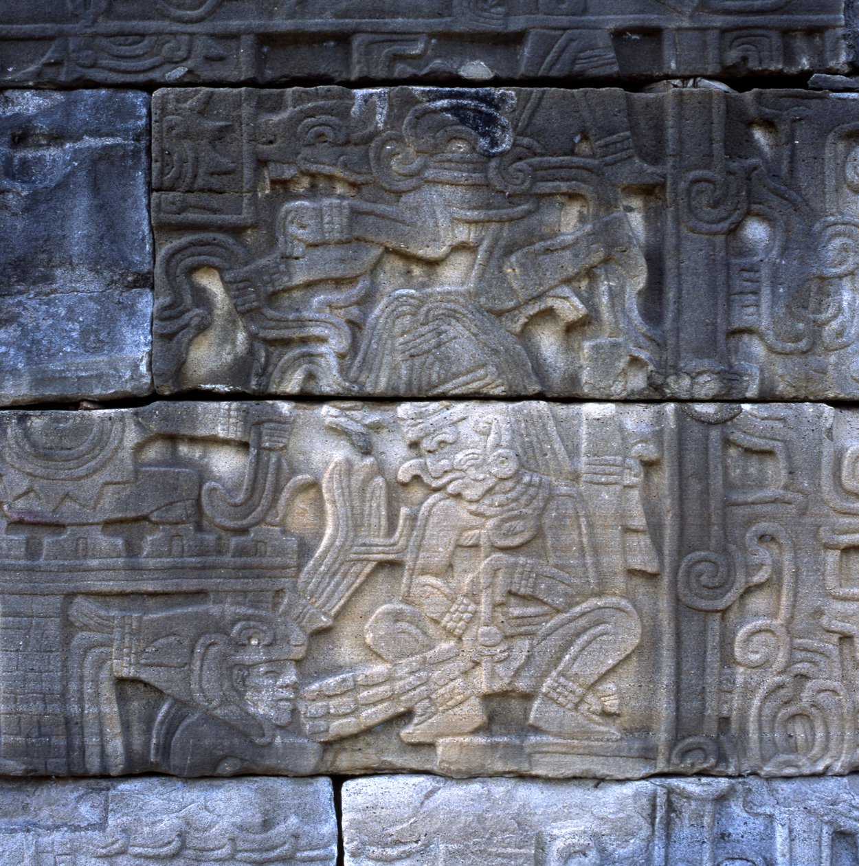 Středový reliéf, jižní stěna, South Ball Court, období pozdní klasiky od Pre-Columbian
