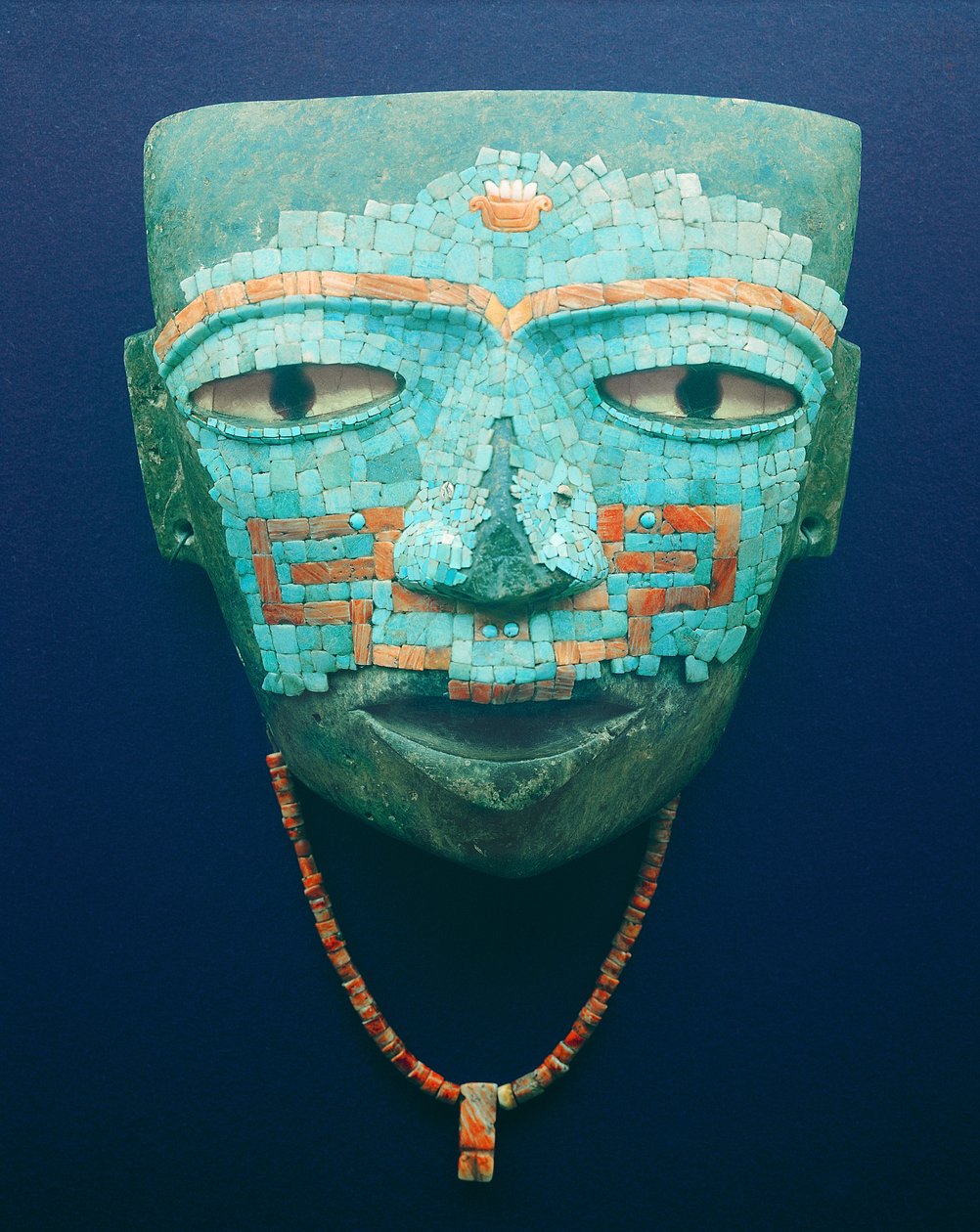 Pohřební maska z Teotihuacánu (kámen, tyrkys, obsidián a mušle) od Pre Columbian