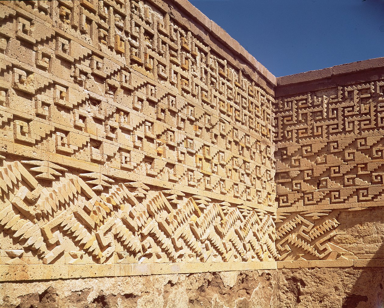Mozaiková stěna z Patio de las Grecas, poklasické období (900-1521) od Pre Columbian